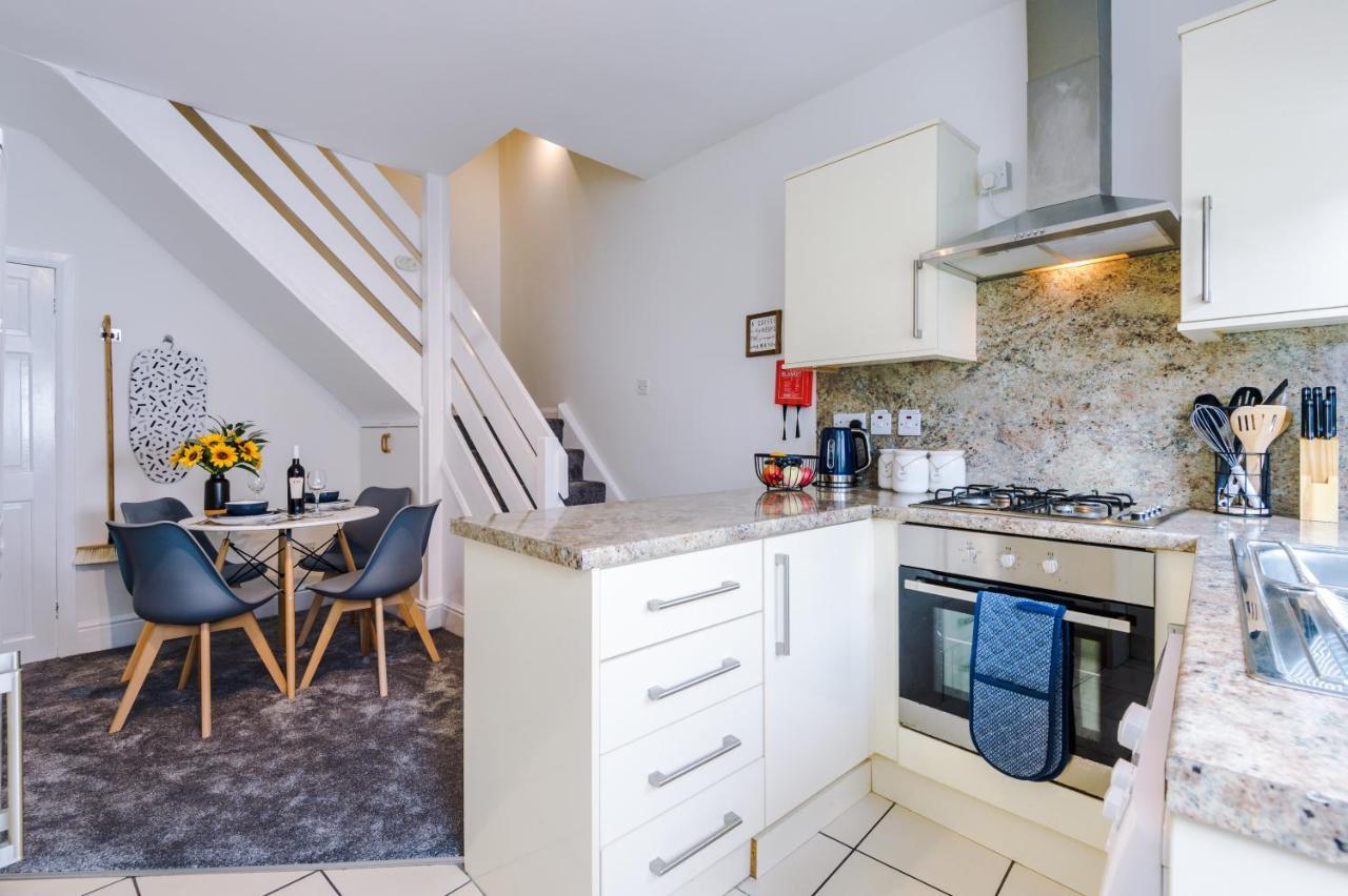 Bright 2-Bed Cottage In Chester By 53 Degrees Property, Ideal For Couples & Small Groups, City Centre - Sleeps 6 Extérieur photo